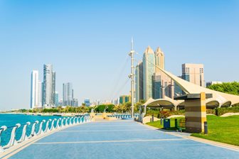 Mrakodrapy kolem Corniche v Abú Dhabí