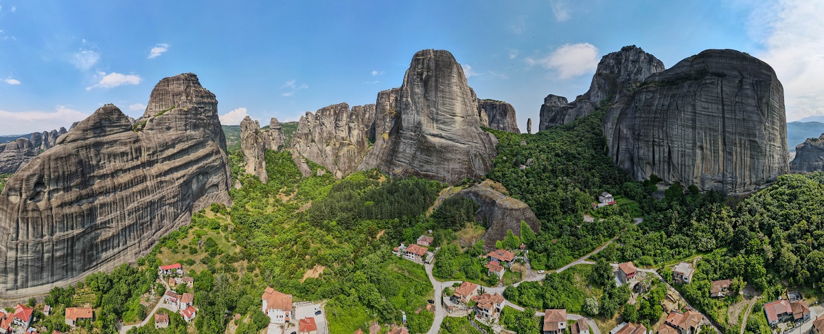 Malebná vesnice Kastraki pod kláštery Meteora