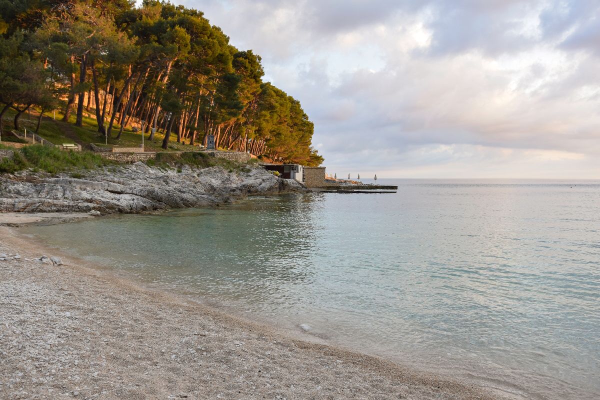Pláž Sunčana, Lošinj, Chorvatsko