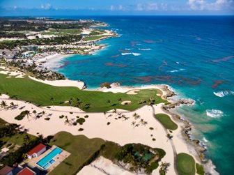 Letecký pohled na golfová hřiště na Punta Cana
