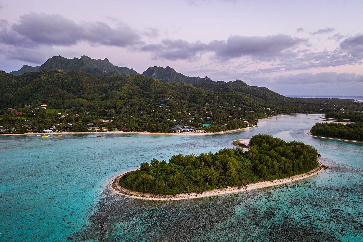 Geografie Cookových ostrovů: laguna a pláž Muri na ostrově Rarotonga.