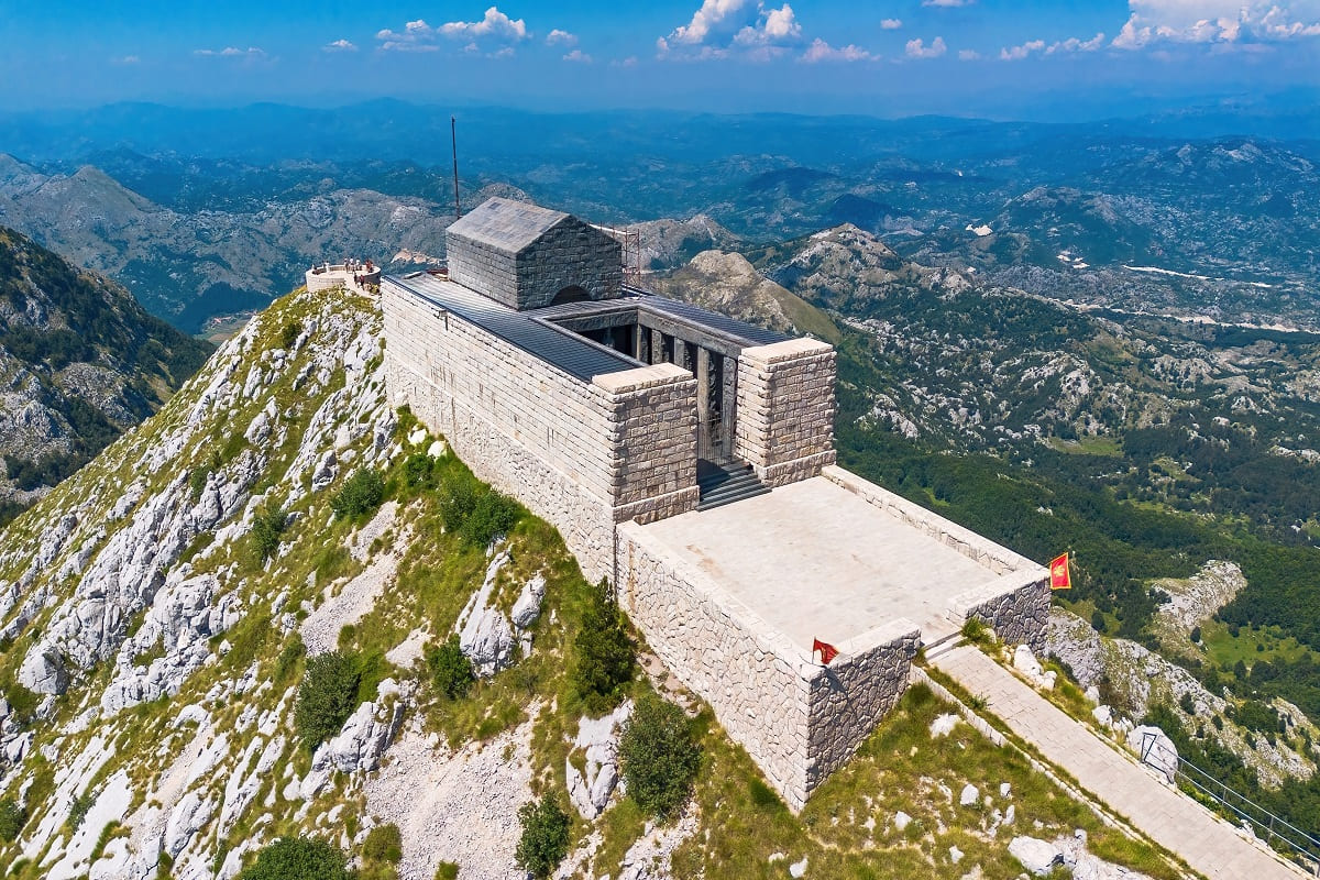Mauzoleum na vrcholu Jezerski vrh, svědectví černohorské historie Mauzoleum na vrcholu Jezerski vrh, svědectví černohorské historie