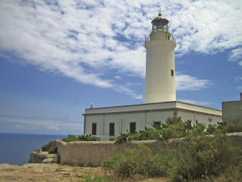 Spanelsko-03-Formentera-Jedna-z-mala-pripominek-minulych-staleti-na-Formentere.jpg