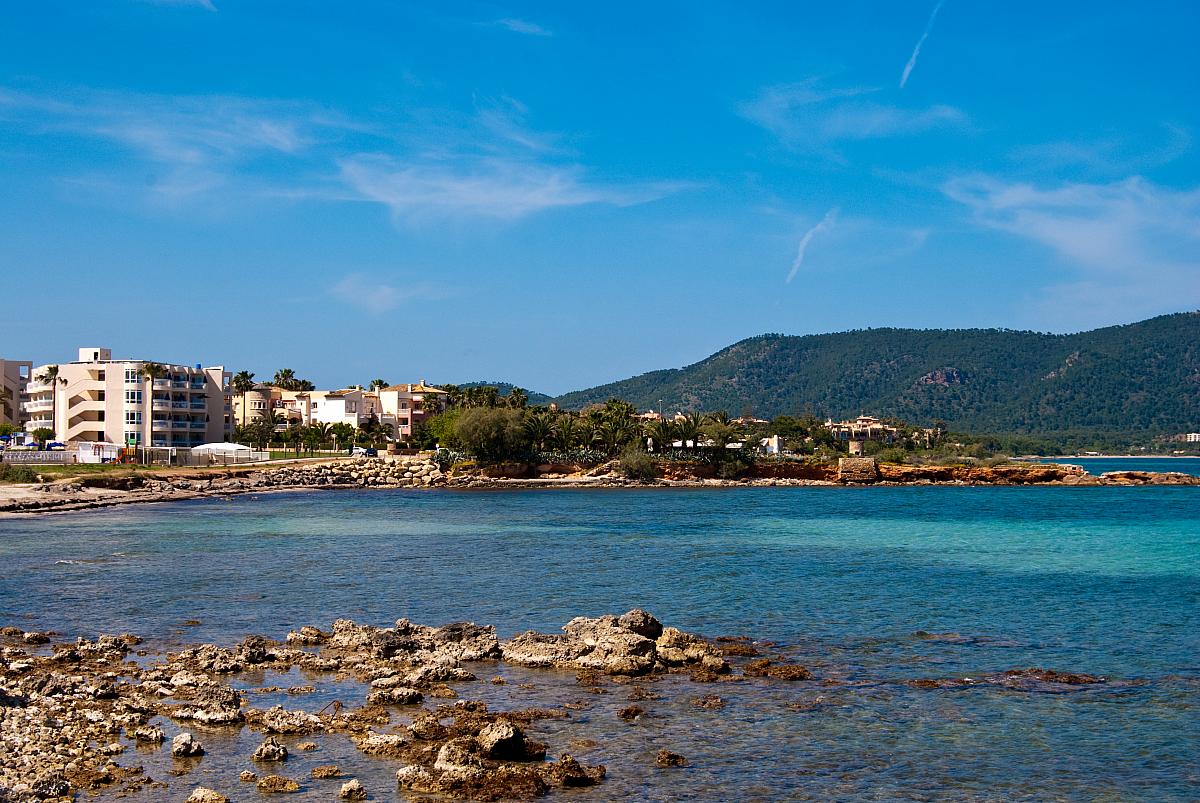 Cala Bona, kamenné pobřeží Cala Bona, kamenné pobřeží