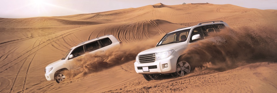 Terenní auta v dunách pouště