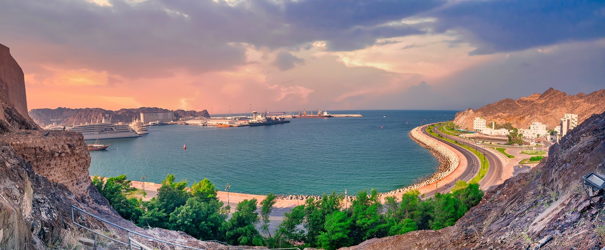 Panoramatický pohled na nádherný Mutrah Corniche v Ománu