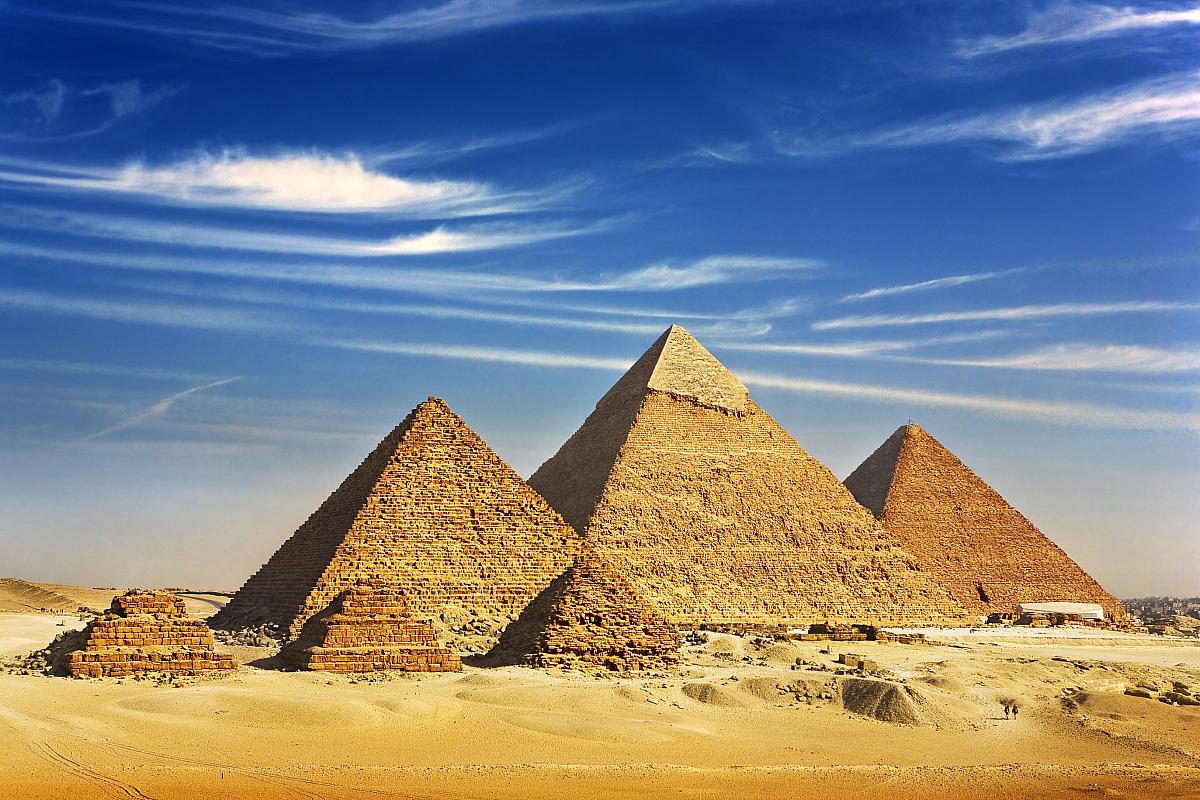 Jak se jmenují tři pyramidy v Gíze?
