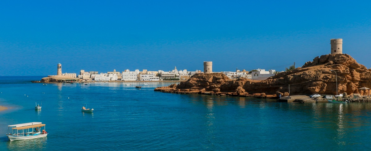 Pohled na pobřeží města Súr