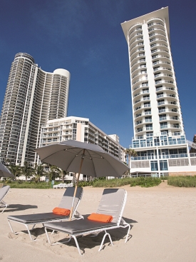 Floridska-plaz-s-pozadim-typickych-mrakodrapu.jpg