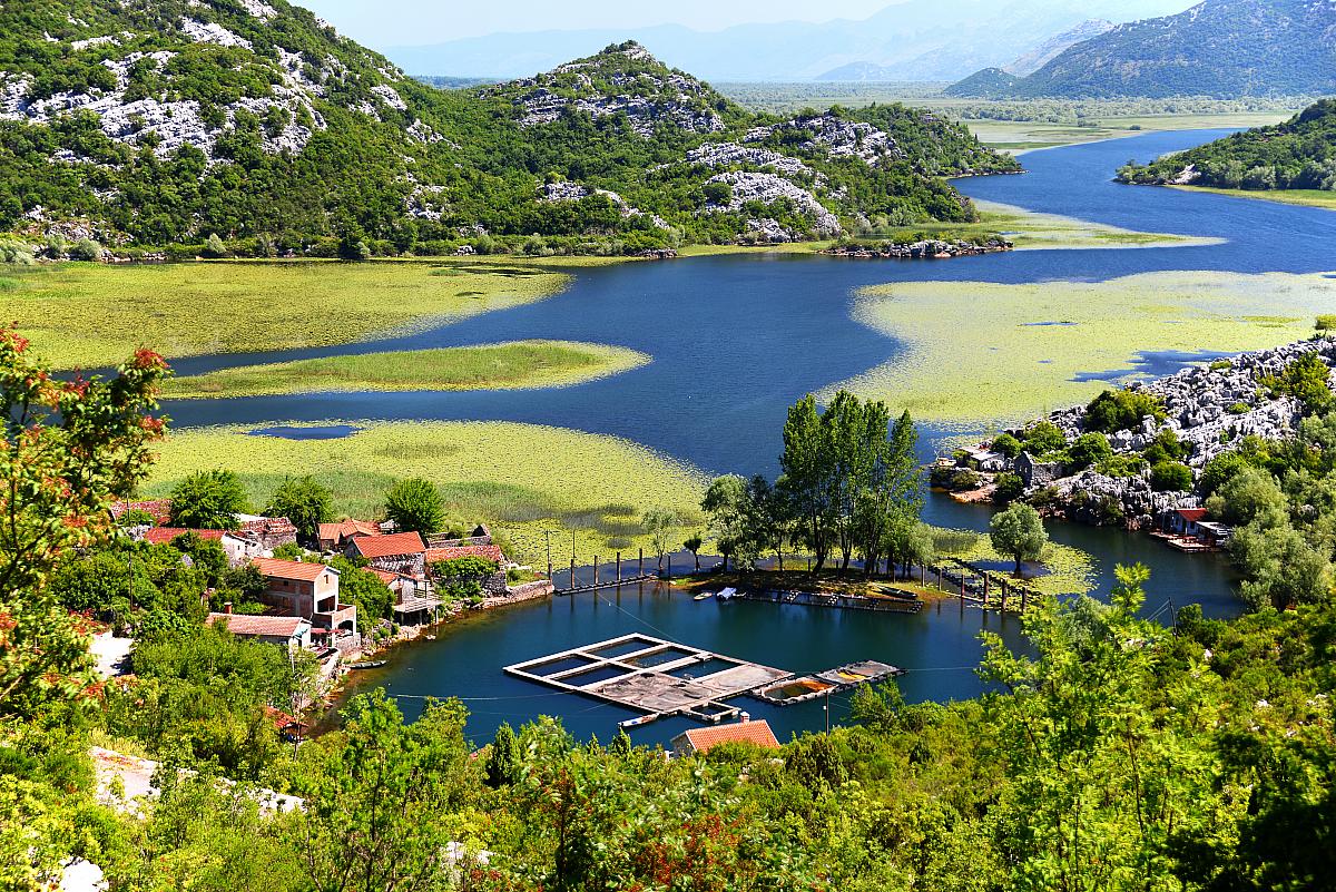 Skadarské jezero a vesnice Karuć