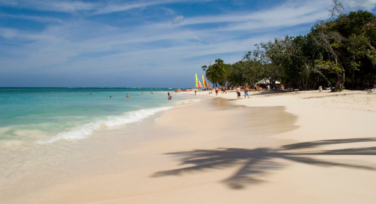 Pláž Playa Guardalavaca na Kubě