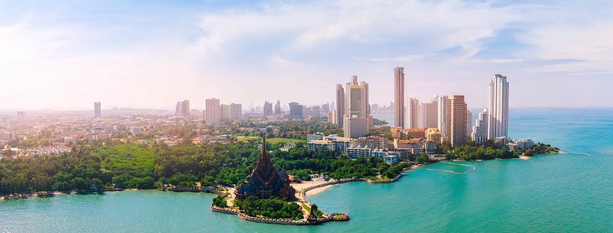 Město Pattaya s dřevěným chrámem Svatyně Pravdy