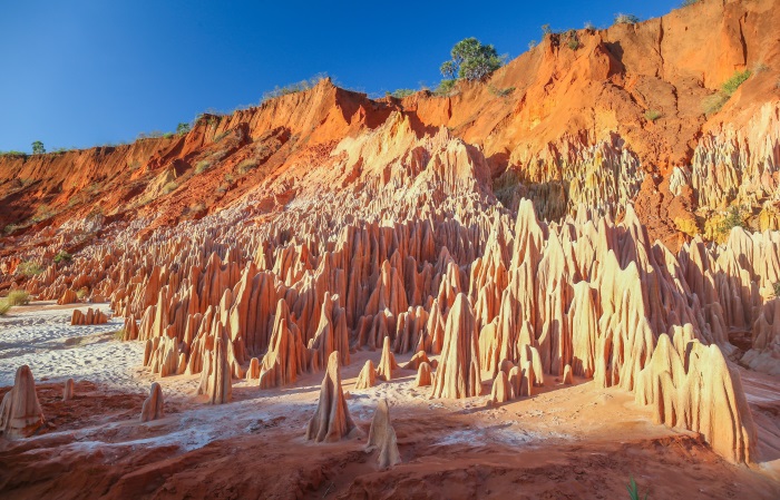 Madagaskar-Uchvatne-skalni-utvary-Red-Tsingy-u-reky-Irodo.jpg