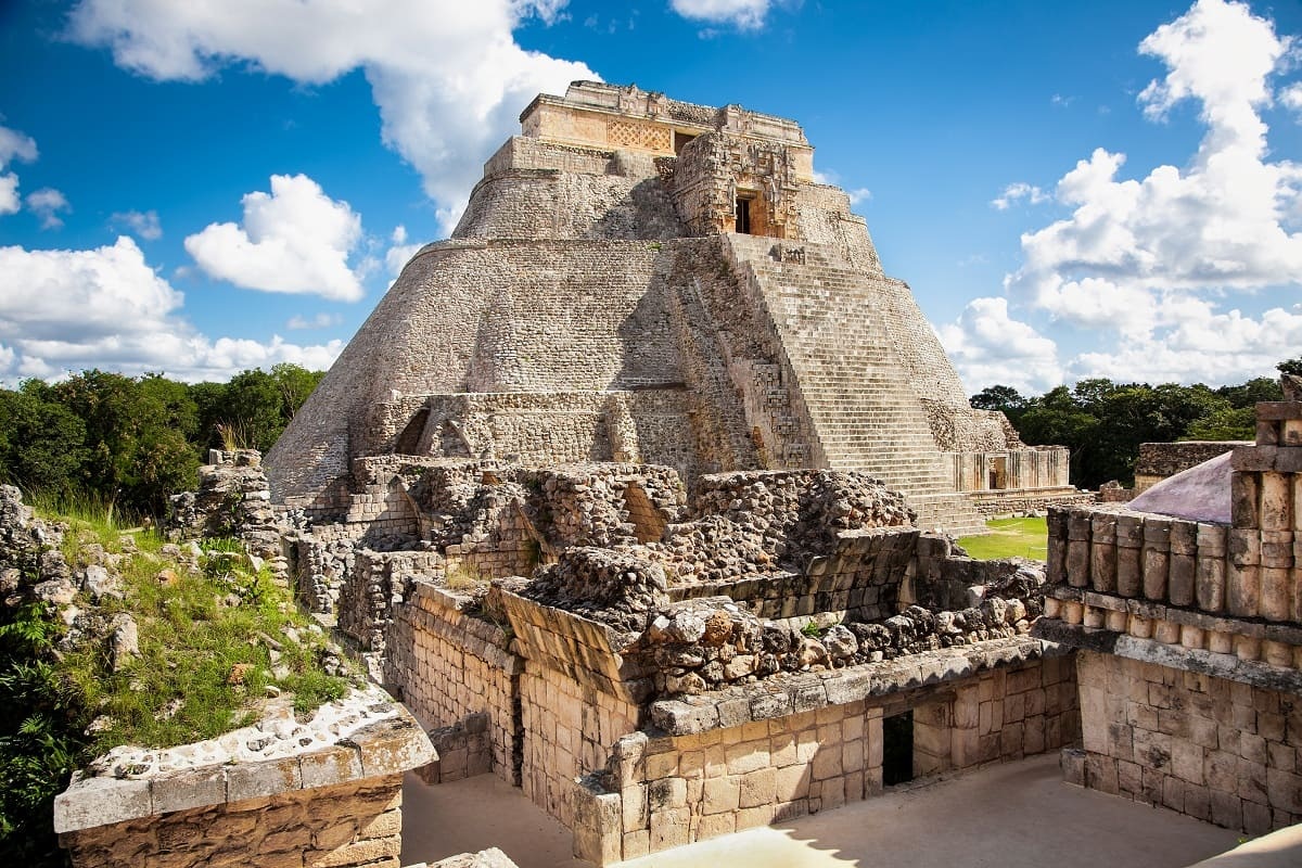 Mexiko, chrám Kouzelníka ve městě Uxmal