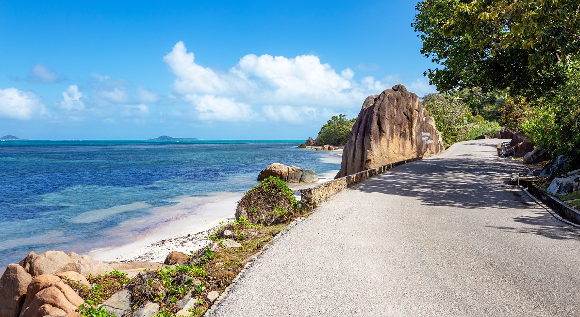Větší Seychellské ostrovy mají postaveny kvalitní silnice, ale pozor, jezdí se tu vlevo