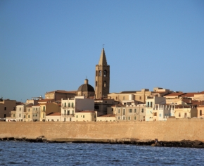Pěkné suvenýry můžete nakoupit i ve starobylém městě Alghero sardinie-Pekne-suvenyry-muzete-nakoupit-i-ve-starobylem-meste-Alghero.jpg