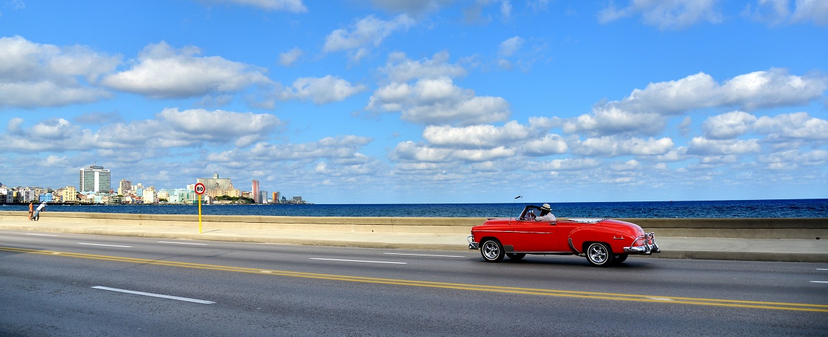 Typický americký bourák na kubánské silnici
