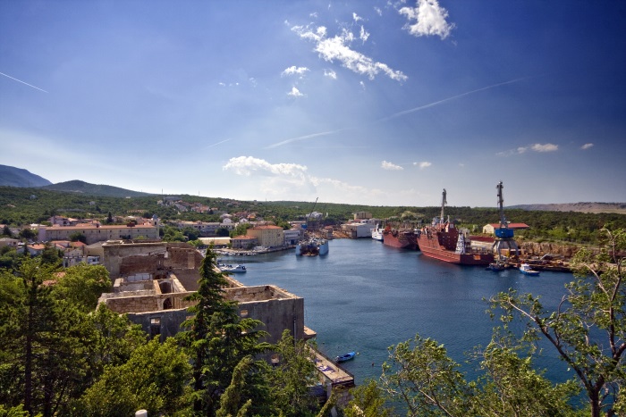 Krásné letní počasí panující nad zátokou Kraljevica Kraljevica_Bay-of-Kraljevica-with-the-visible-old-shipyard,-buildings-and-nature_shutterstock_86471479.jpg