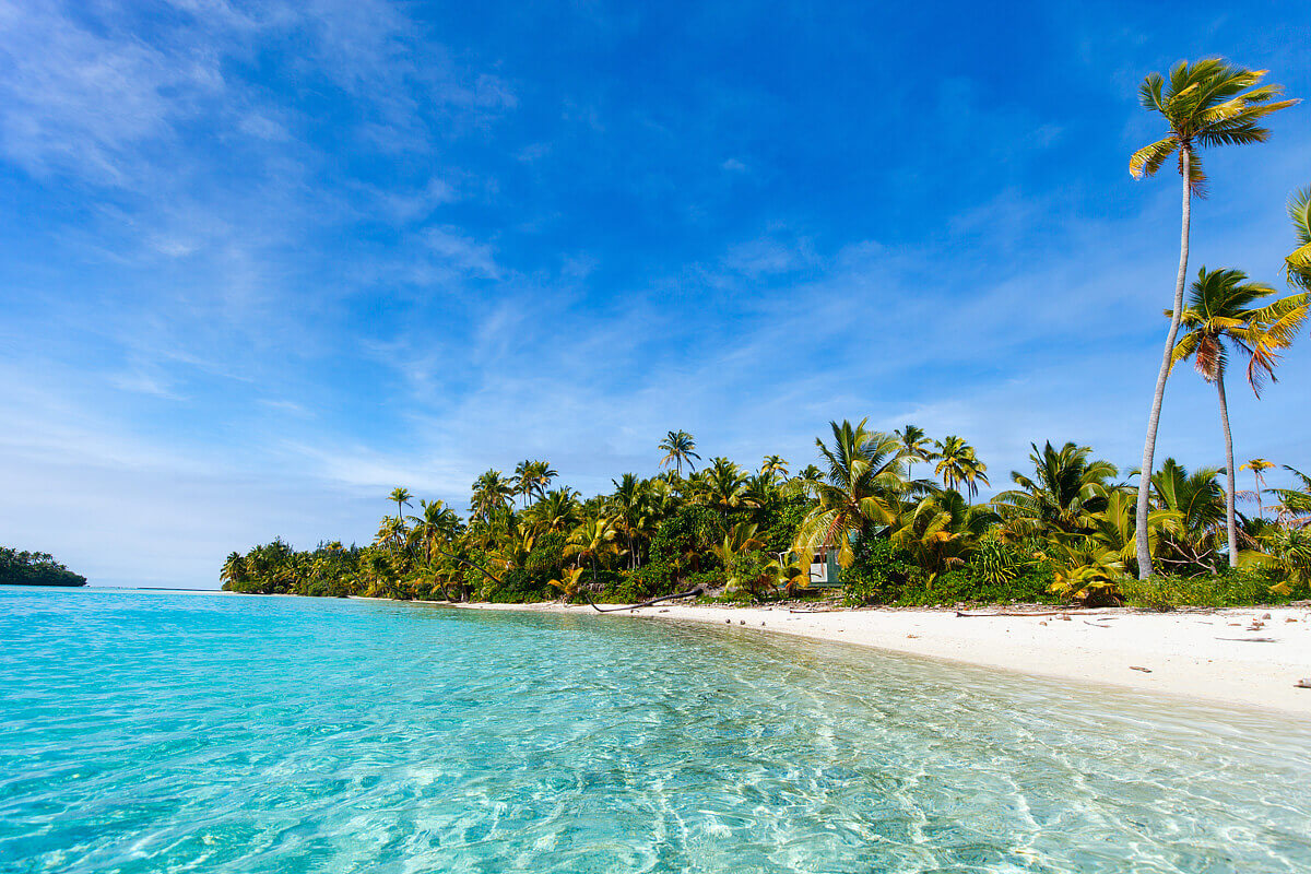Tropický ostrov One Foot Island s jemným bílým pískem a průzračnou tyrkysovou vodou.