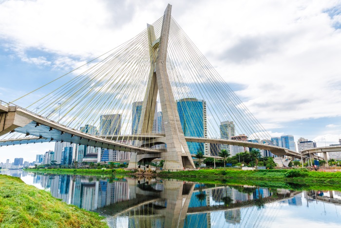 O rozsahu brazilské dopravní infrastruktury svědčí i most Estaiada v Sao Paolu. Doprava Brazílie 1