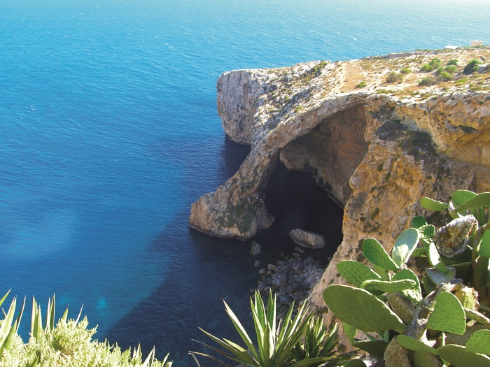 Malta-Romanticka-priroda-kolem-Modre-jeskyne-na-Malte.jpg