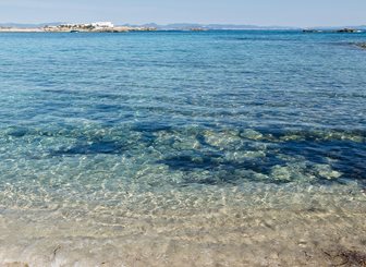 Pláž Es Pujols na ostrově Formentera