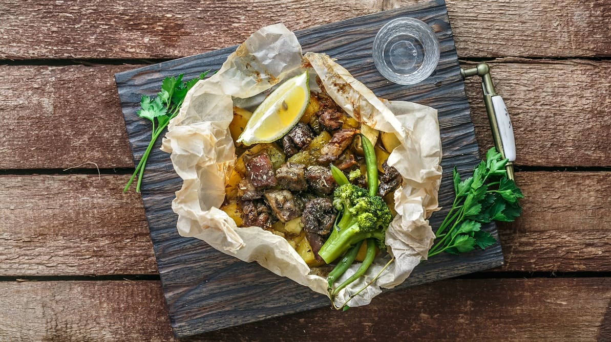 Typickým kyperským pokrmem je ofto klepito Typickým kyperským pokrmem je ofto klepito