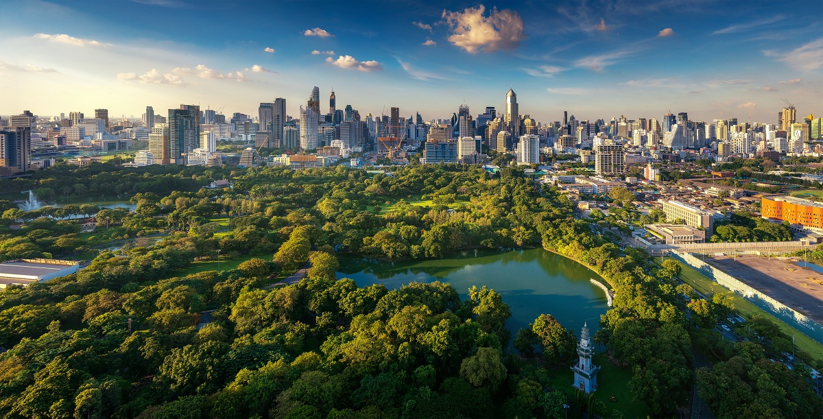 Lumpini park a městské budovy hlavního města Bangkok