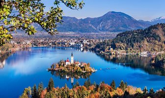 Jezero Bled s Alpami v pozadí