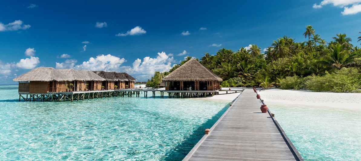 Tropická maledivská pláž s vodními bungalovy
