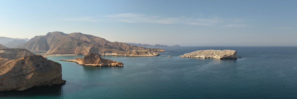 Pohled na pískovcové mysy na pobřeží hlavního města Maskat