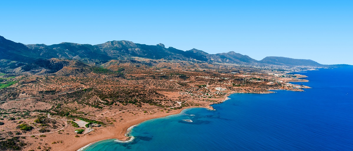 Pláž Alagadi, známá jako Želví pláž, se nachází na severním pobřeží Kypru