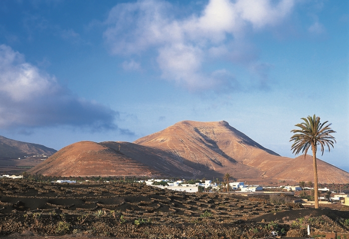 Spanelsko-08-Lanzarote-Typicka-sopecna-krajina-ostrova-Lanzarote.jpg