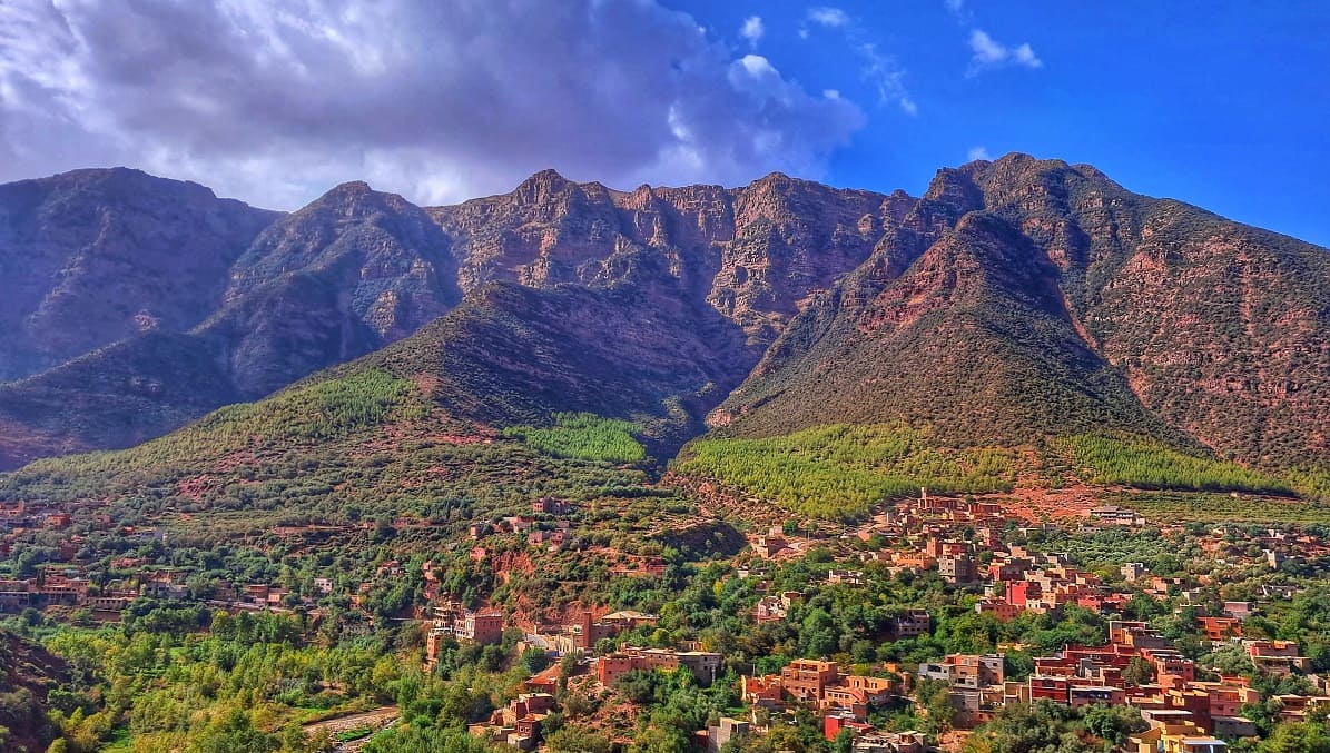 Pohled na údolí Ourika a nádherné pohoří Atlas
