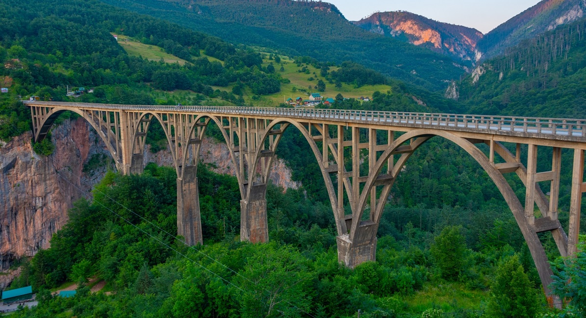 Djurdjevičův silniční most přes řeku Tara