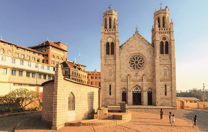 Madagaskar-Katedrala-v-metropoli-Antananarivo.jpg