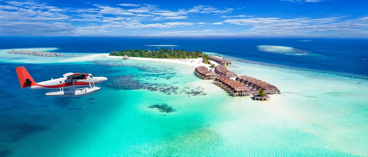 Hydroplán nad maledivským ostrovem