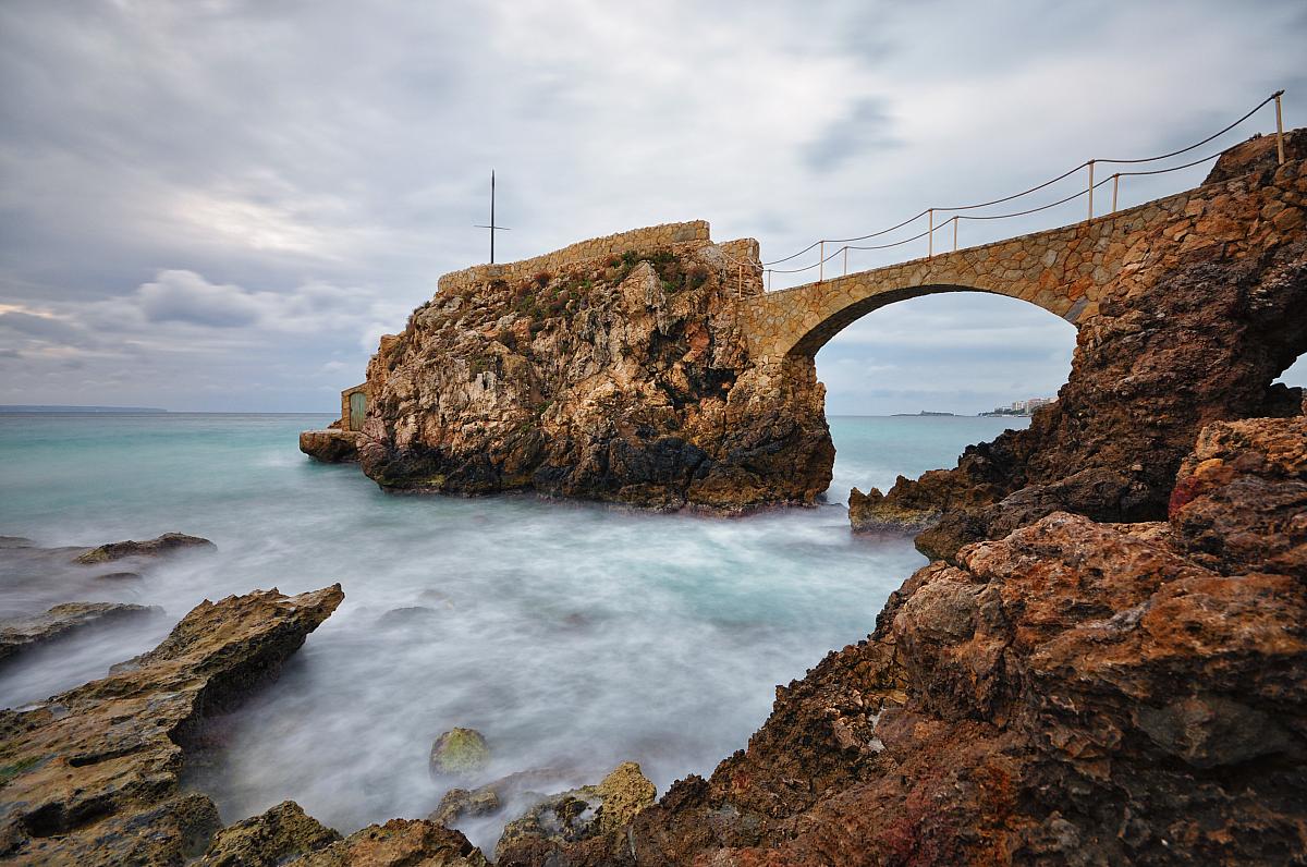 Cala Mayor, most nad mlhou