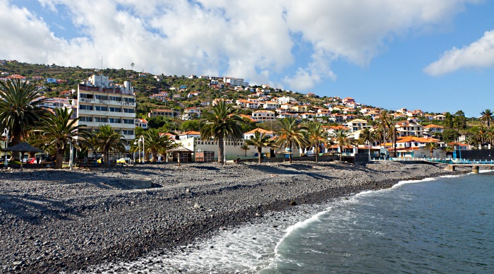 Poetugalsko-Plaz-v-Santa-Cruz-na-Madeire.jpg