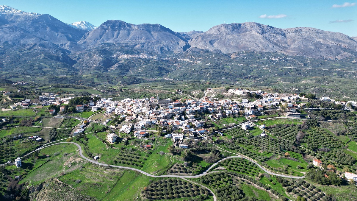 Vesnice st. Myronas obklopená horami a olivovníky