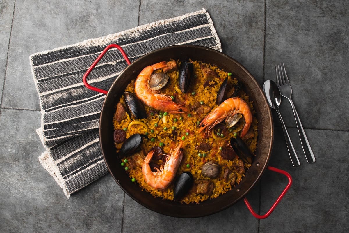 Paella - jeden z typických španělských pokrmů Paella - jeden z typických španělských pokrmů