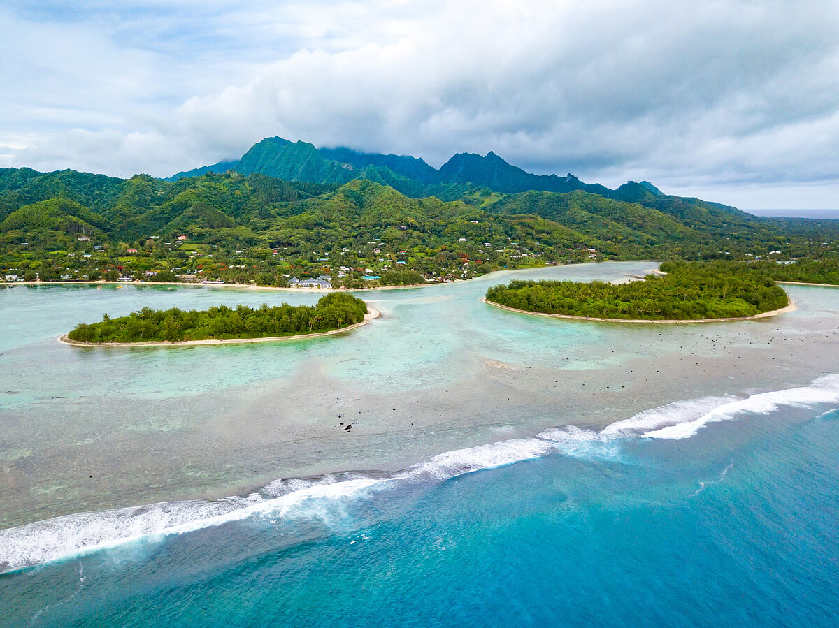 Pláž a laguna Mura u ostrova Rarotonga.