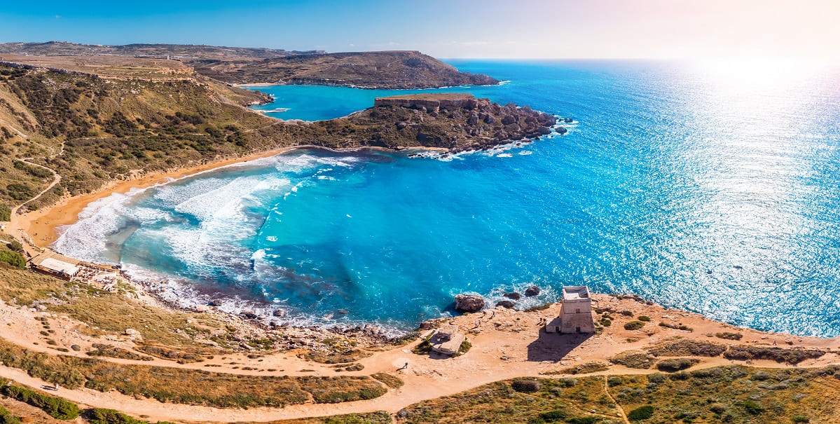 Zátoka Golden Bay na Maltě