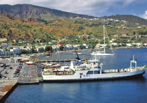 sicilie-Na-Liparske-ostrovy-se-dostanete-predevsim-lodi.jpg