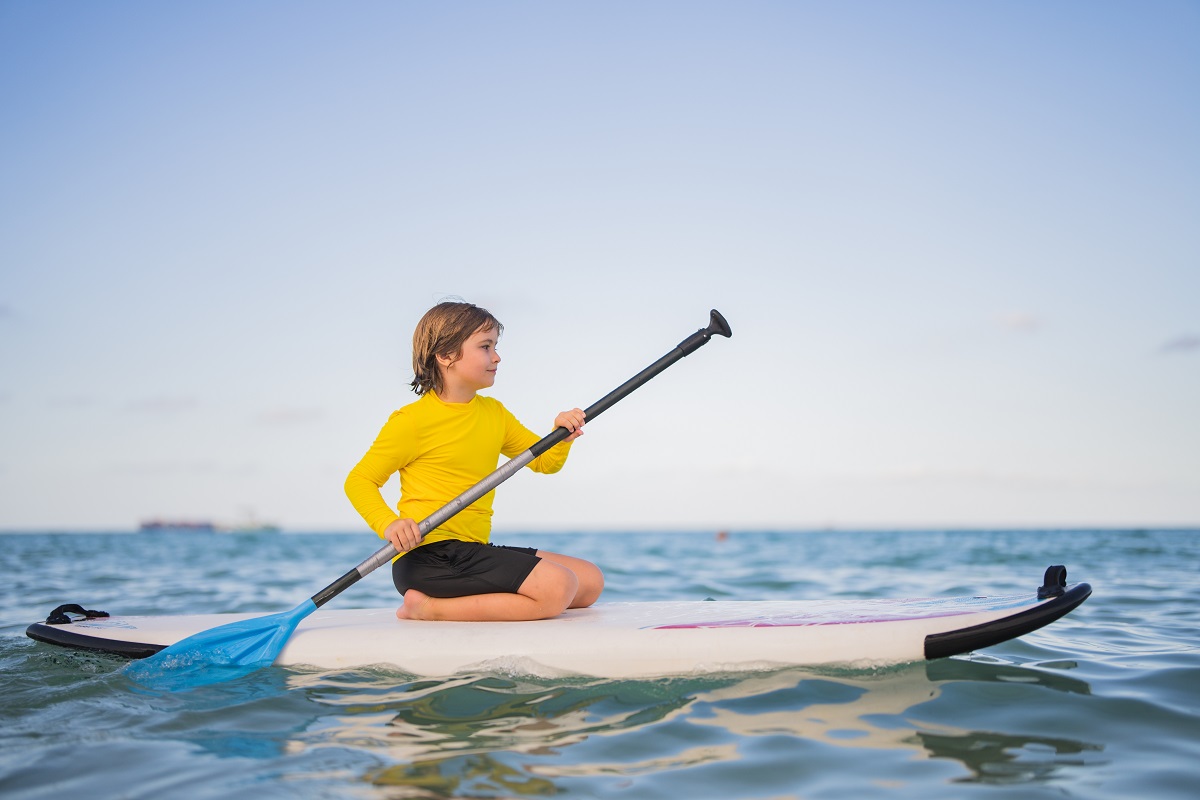 Bulharsko, chlapec na paddleboardu