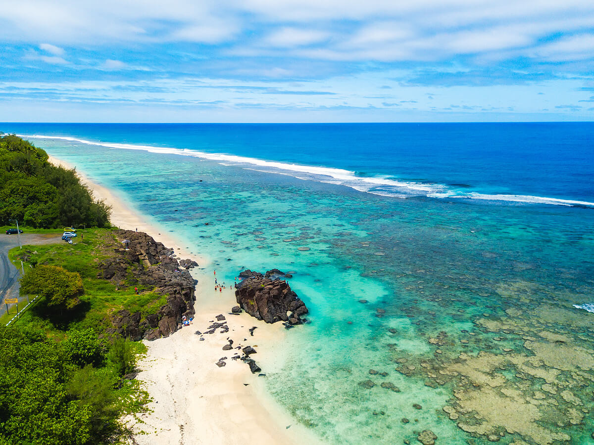 Pláž Black Rock u ostrova Rarotonga na Cookových ostrovech.