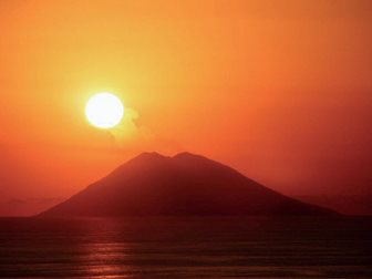 Stromboli a romantický západ slunce nad Tyrhénským mořem