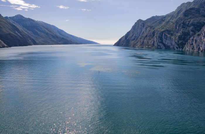 Lago-di-Garda-Nekonecna-hladina-Lago-di-Garda,-pohori-Monte-Baldo-se-zveda-nalevo.jpg