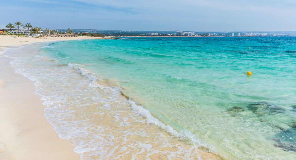 Pláž Makronissos na Kypru