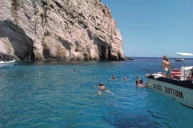 Užijte si plavání a koupání u Modrých jeskyní na Zakynthu Recko-7-Zakynthos-Uzijte-si-plavani-a-koupani-u-Modrych-jeskyni-na-Zakynthu.jpg